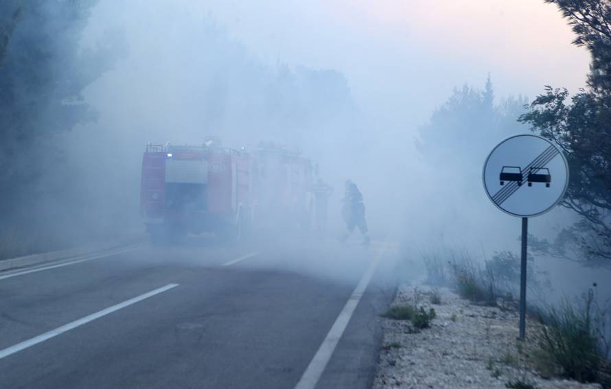 Kanader pomaže u gašenju, u Makarsku stiže i 150 vojnika