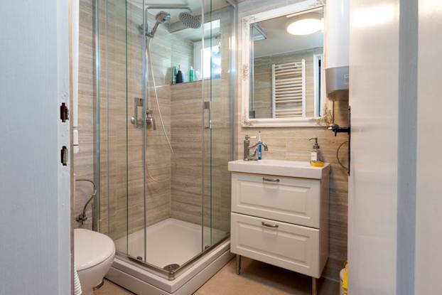 FOTO Ovaj predivan kameni dvorac s bazenom se prodaje za manje od 2 milijuna eura!