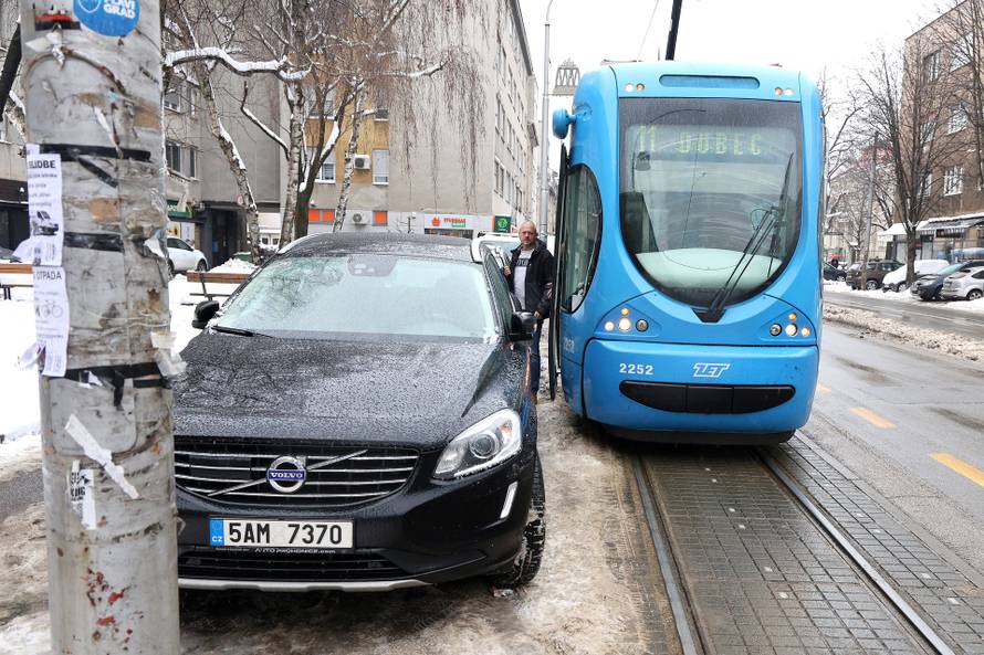 Zagreb: Zastoj na Maksimirskoj zbog nepropisno parkiranog automobila