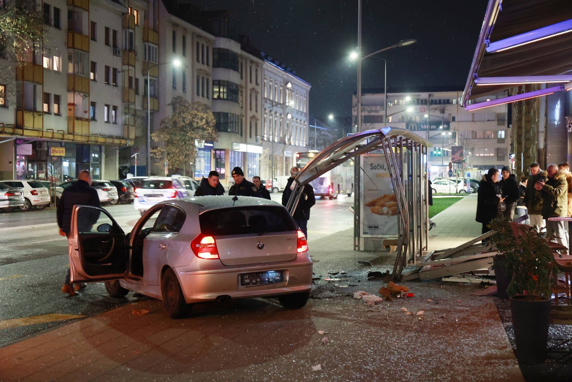 Kaos u centru Osijeka: BMW-om pokosio autobusnu stanicu