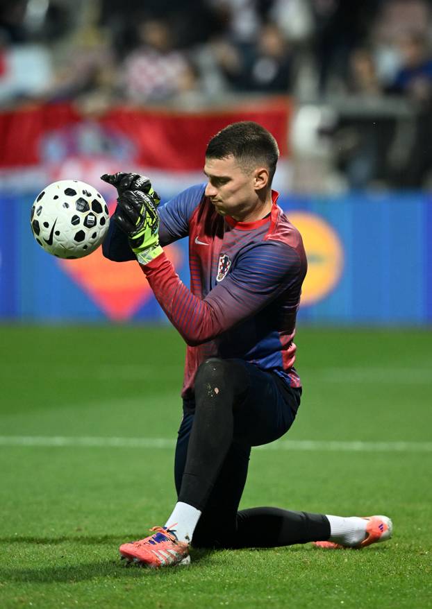 Rijeka: Zagrijavanje nogometaša uoči početka utakmice između Hrvatske i Farskih otoka u kvalifikacijama za FIFA Svjetsko prvenstvo