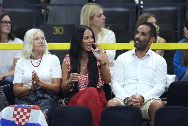 FOTO Zanosna crnka osvojila je splitsku publiku. Svi su gledali u njezinu žutu haljinu i trbušnjake