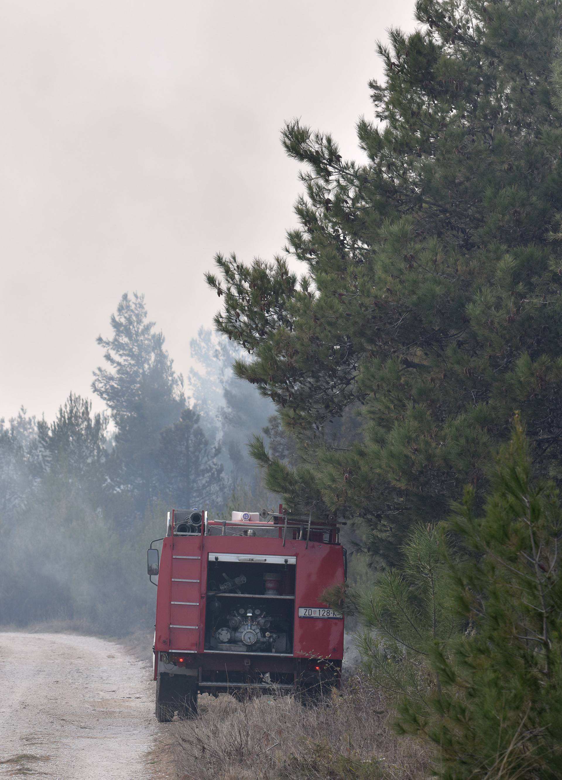 Gori Zadarska županija: Puše jak vjetar, vatra izvan kontrole