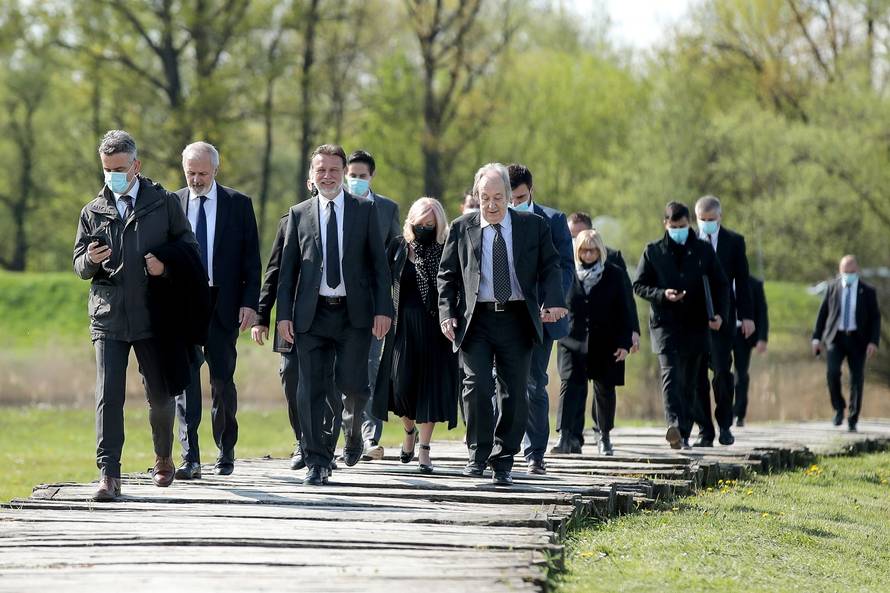 Gordan Jandroković i suradnici polaganjem vijenaca odali počast stradalima u Jasenovcu