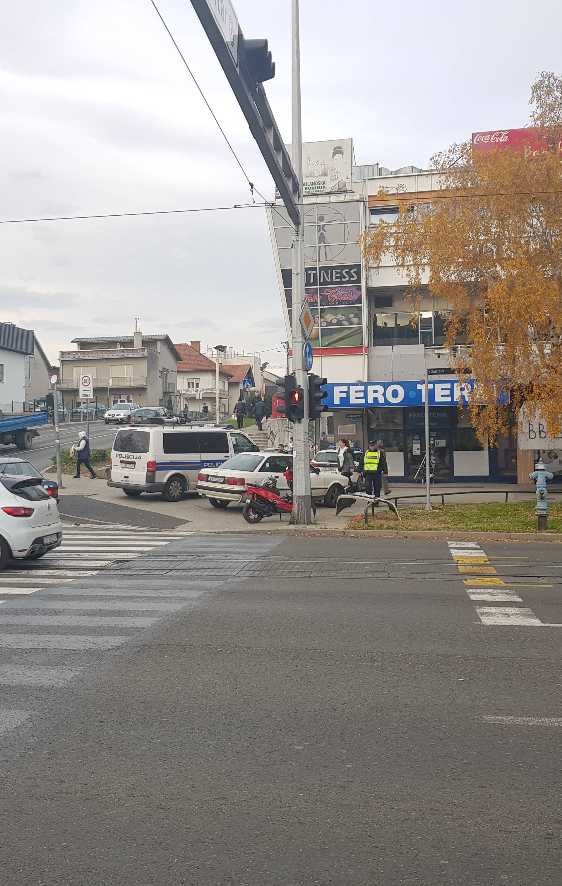 Sudar auta i motora u Dubravi, motorista su prevezli u bolnicu