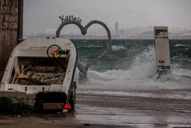 Olujno jugo zahvatilo Kaštela