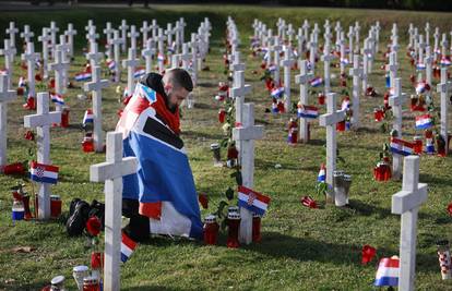 Hodali od groblja do Ovčare u čast poginulih i nestalih: 'Samo nam recite gdje su naši očevi...'