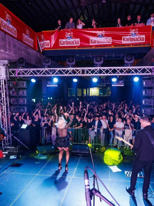 FOTO  Pogledajte ovaj izazovan outfit Maje Šuput! Okrenula se, a publika je imala što vidjeti...