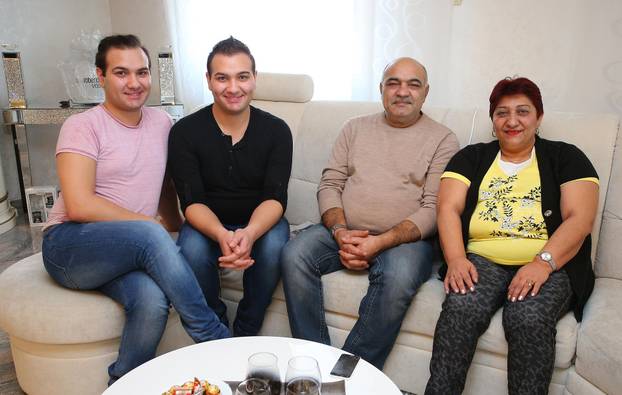 FOTO Vole pozirati u tangama i 'vrućim' kombinacijama: Bili su Mika i Giba, sada su Ana i Ivana