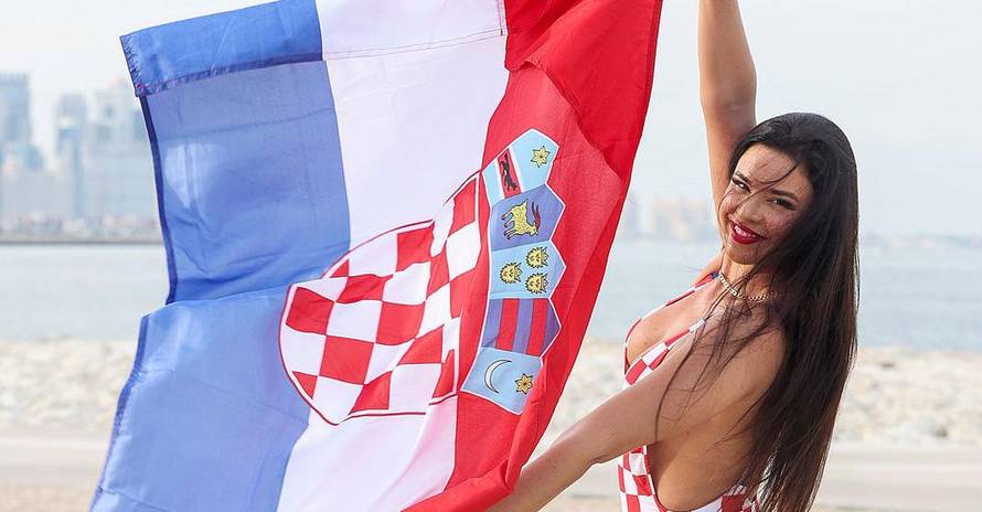 ARHIVA - Ivana Knoll pozirala u kockastom kupaćem kostimu na plaži Ras Abu Aboud