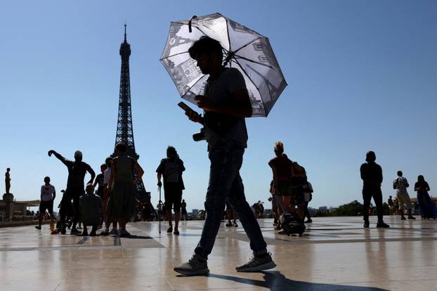 Early heatwave hits France