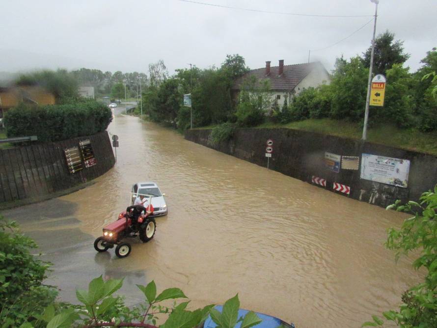 Nevrijeme rušilo stabla, nosilo krovove, kiša poplavila ulice