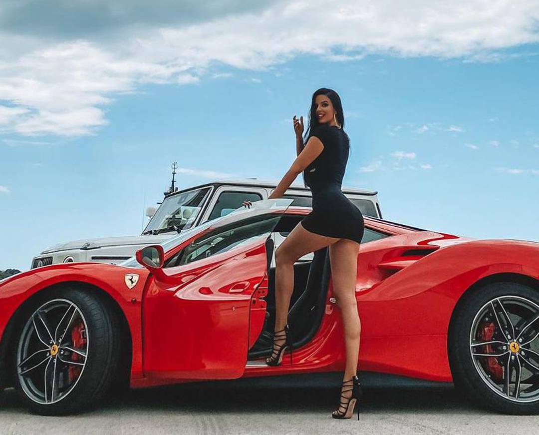 Ivana Knöll je 'izbacila' guzu na Ferrariju: 'Prava si sponzoruša'