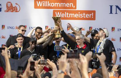 Svjetske košarkaške prvake u Frankfurtu dočekalo 1000 ljudi