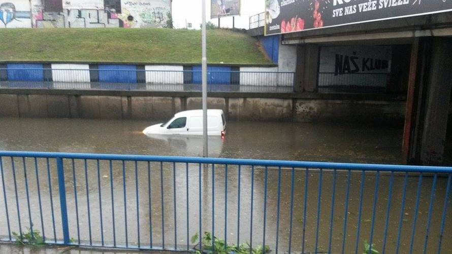 Nevrijeme rušilo stabla, nosilo krovove, kiša poplavila ulice