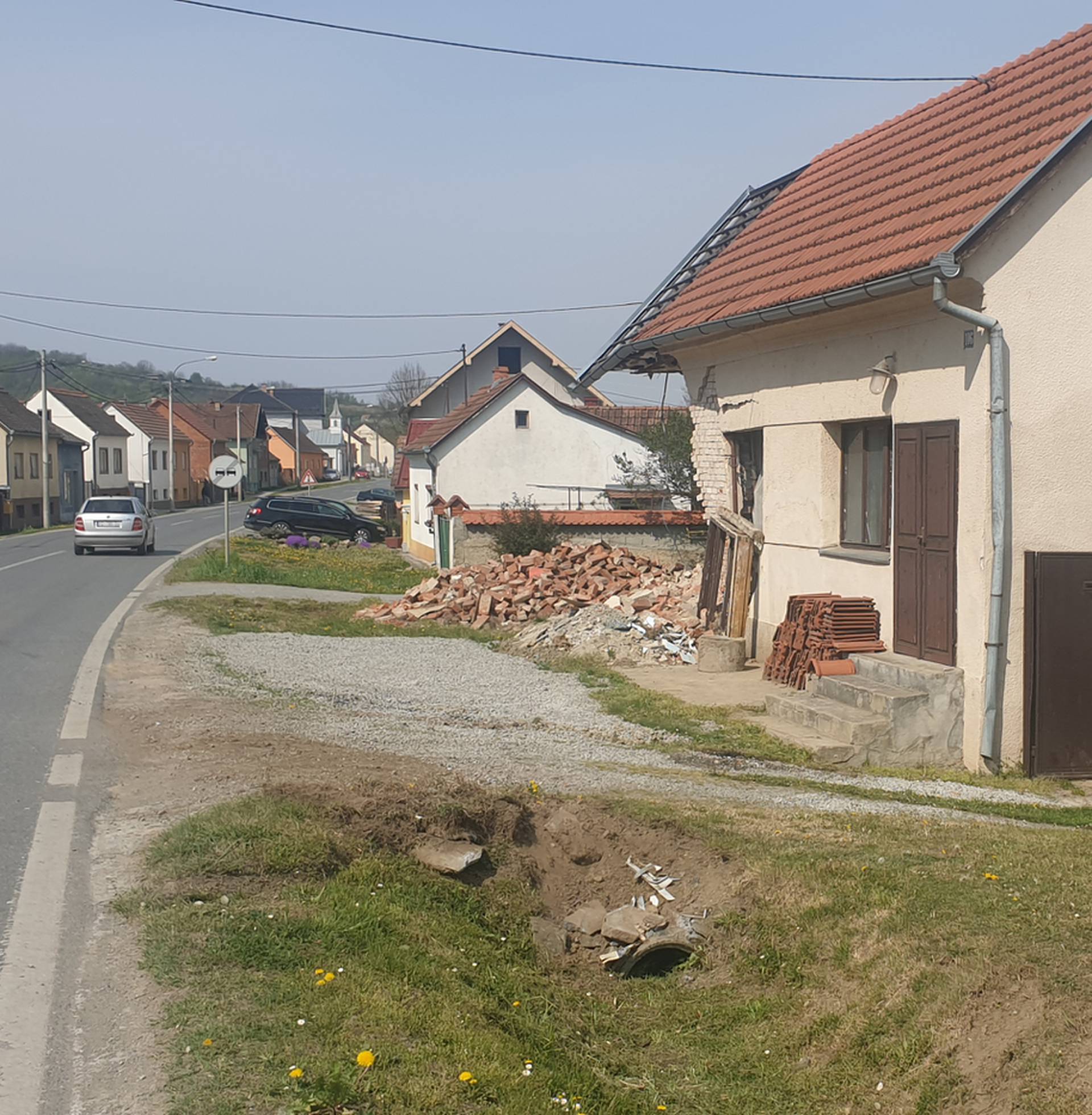 Auto im se opet zabio u kuću: 'Probudila nas je eksplozija'