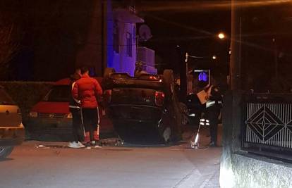 Bizarna nesreća u Dubravi: Probila ogradu, odbila se od stupa u auto i završila na krovu