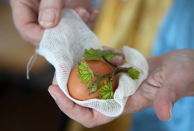Bojanje Uskršnjih jaja na način kako su to radili naši stari