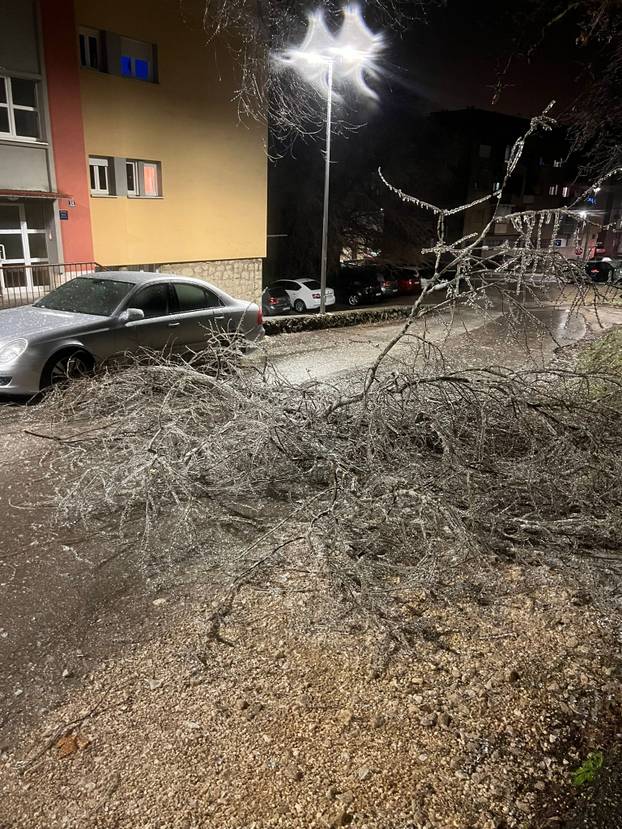 FOTO Ledena kiša 'smrznula' Knin. Padaju i stabla: 'Sve se ledi. Ne mogu se vrata otvoriti'