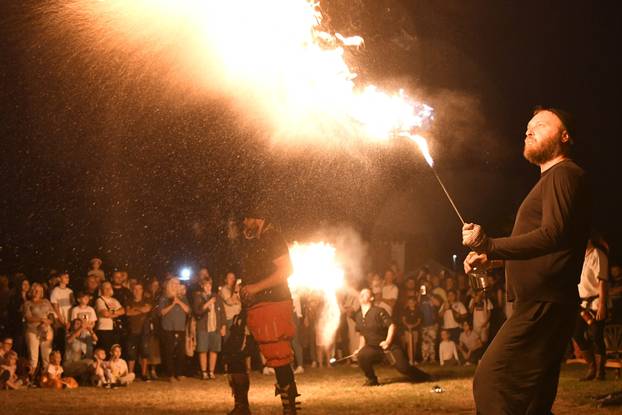 Nastup gutača vatre na Renesansnom festivalu u Koprivnici