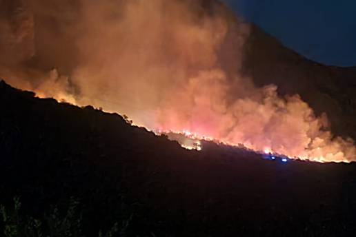 Požar na makarskoj rivijeri i dalje gori, jugo otežava gašenje