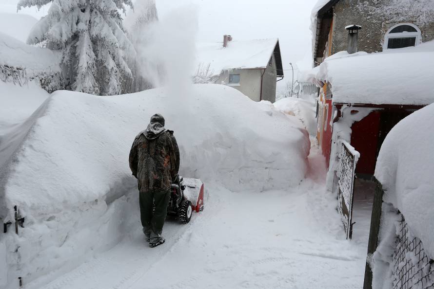 Zameteni u Delnicama: Nanosi snijega do balkona na 1. katu!