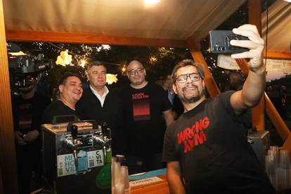 FOTO Milanović uz pivo u ruci uživao na festivalu u Sisku