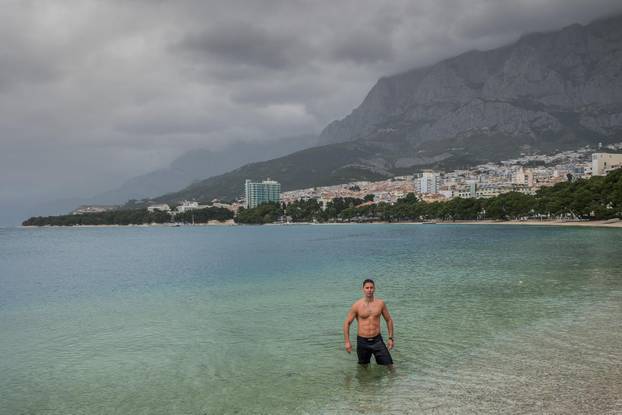 Makarska: Robert Tarčuki svaki dan se kupa unatoč zimi