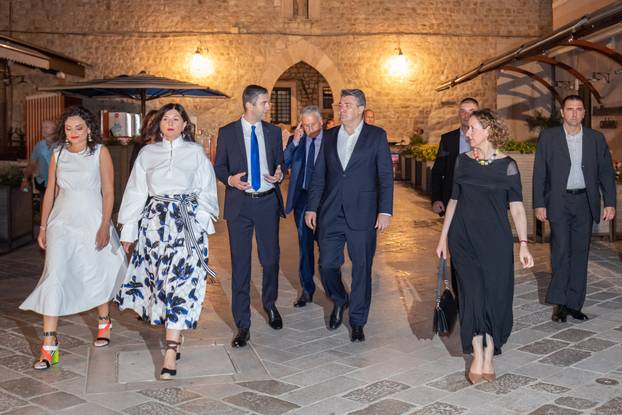 Što nosi Sanja Musić Milanović? Dizajnerski nakit, sunčane od 130 eura,  odjeća sa sniženja...