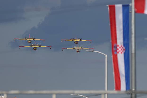 Zagreb: Prelet helikoptera i zrakoplova  tijekom svečanog obilježavanja 30. obljetnice VRO Oluja