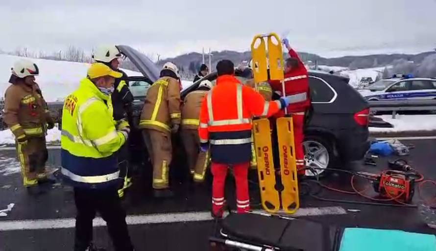 Strava na A1: Probio ogradu, vatrogasci su izvlačili vozača