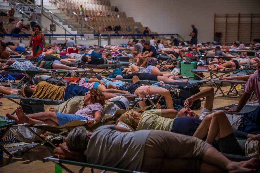 Omis:  Prihvatni centar u sportskoj dvorani Ribnik.