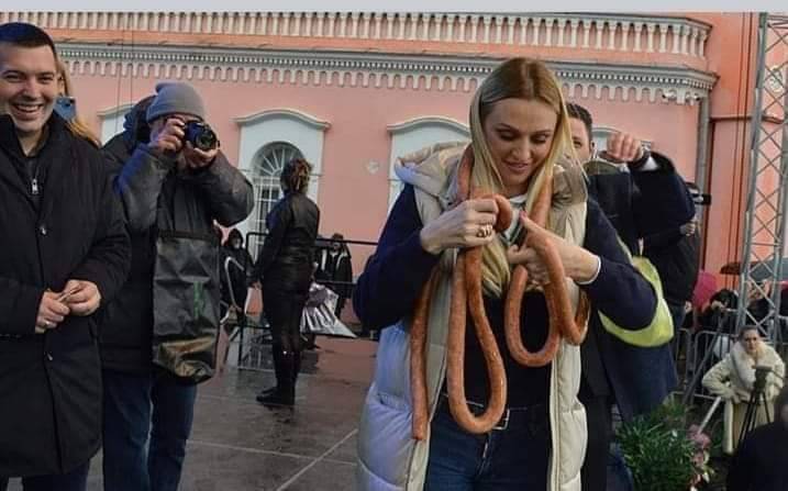 Ovo je hit! Vučićeva ministrica se omotala kobasama u Turiji