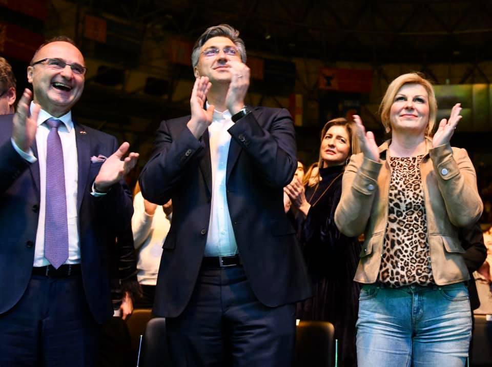 Opuštena Kolinda na koncert stigla u kožnjaku i 'leopardu'