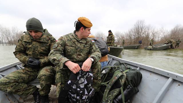 U Jasenovcu i Lekeniku dežura 75 vojnika s tri motorna čamca