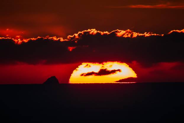 Prekrasan zalazak sunca iznad otočića Jabuka