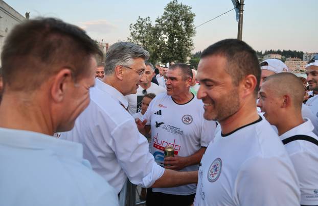Ploče: Premijer Plenković se s pobjedničkim ekipama nakon završetka 29. Maratona lađa