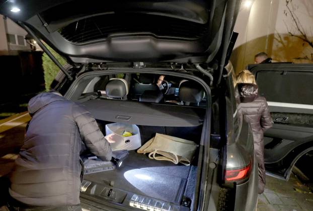 Inspektori ispred kuće Andrije Mikulića detaljno pretražili njegov automobil