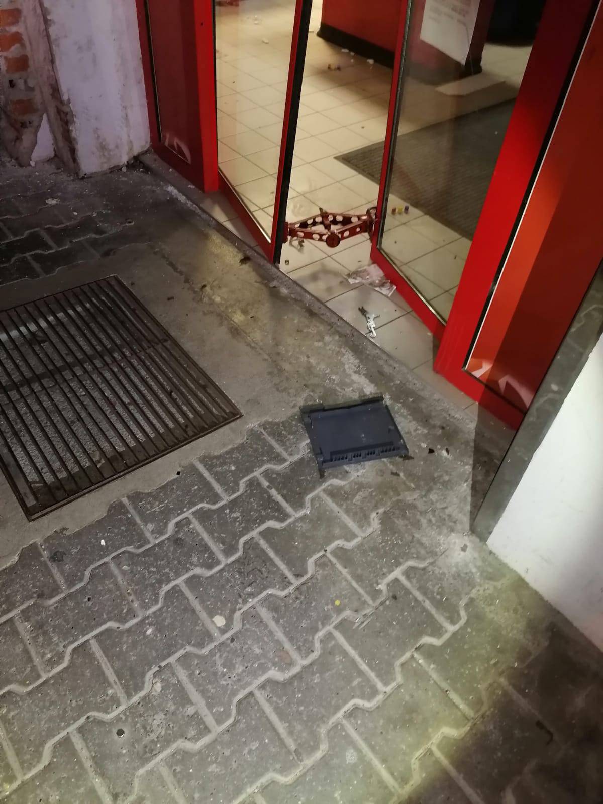 Raznijeli bankomat u Karlovcu: 'Dio novca ostao im je na podu'