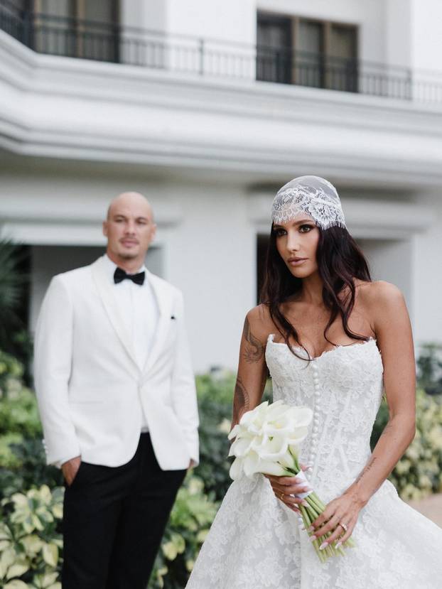 FOTO Gola mladenka: Ovo je 'vjenčanica' zbog koje su svi 'zinuli', a internet eksplodirao