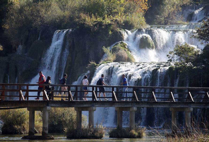 Skradin: Ljepote slapova Krke i početkom jeseni privlače mnoštvo gostiju