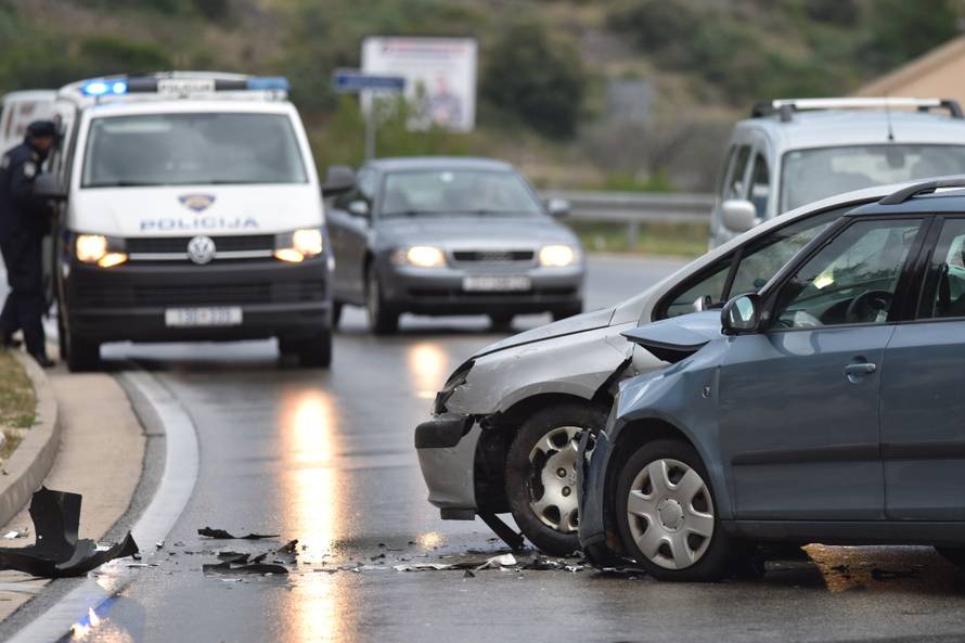 Sudar dva osobna vozila u naselju Njivice nedaleko Å ibenika