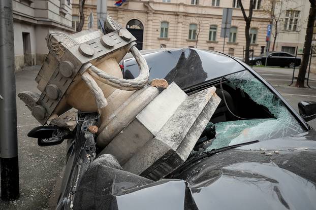 Zagreb: Nakon ju?erašnjeg potresa po gradu su još uvijek razbijeni automobili 