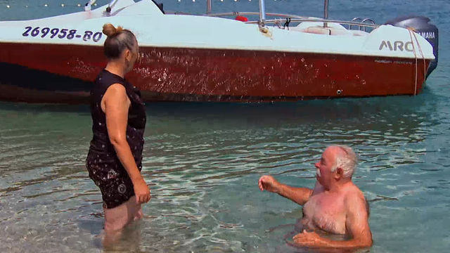 Smilja odbila kupanje u moru, a Branko uživao u plićaku: Hladno mu je, boji se plivati. Kao dijete