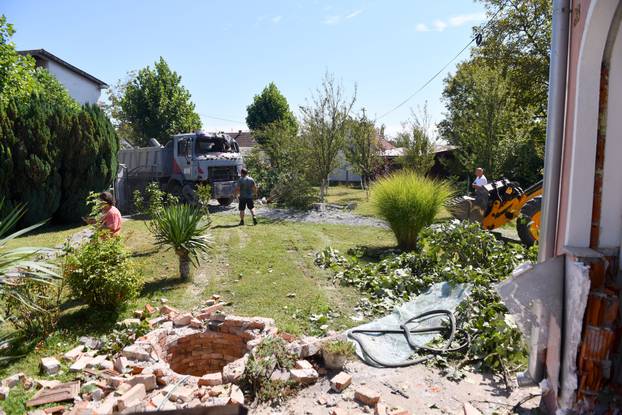 Garešnica: Kamion sletio s ceste i zabio se u obiteljsku kuću, postoji opasnost od urušavanja