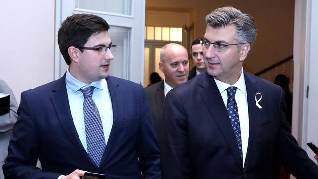 Zagreb: Plenković se obratio medijima nakon rasprave o proračunu RH za 2019.