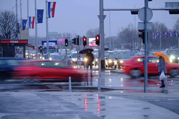 Zagreb: Kiša i vjetar zavladali gradskim ulicama