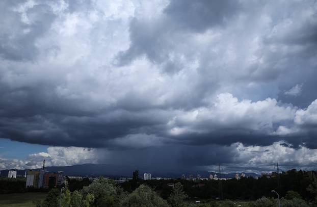 Zagreb: Tmurni oblaci nad Medvednicom