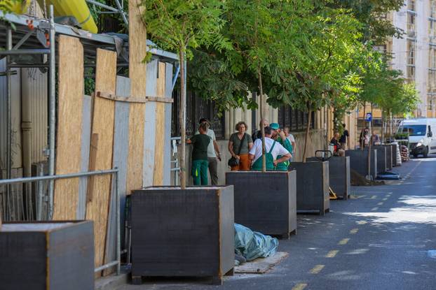 Zagreb: Novi zeleni zaokret, umjesto taksista u Gajevu stigle masivne žardinjere i drvene klupe