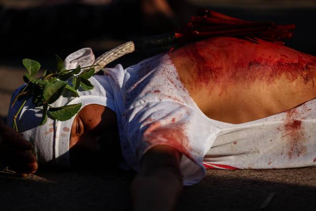 Filipino Catholics perform self-flagellation for Lent